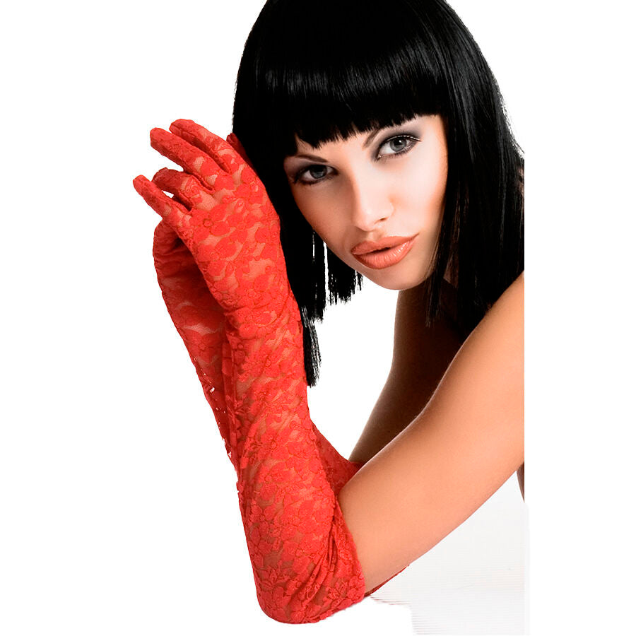 Femme portant les gants longs en dentelle rouge transparente de Chilirose jusqu'au coude