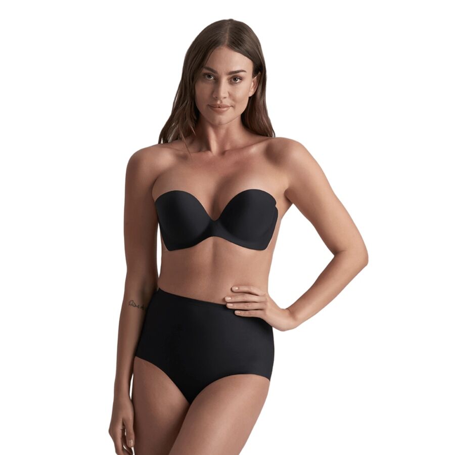 Femme de face en soutien-gorge adhésif Diva Bra noir de Bye Bra, mains sur les hanches