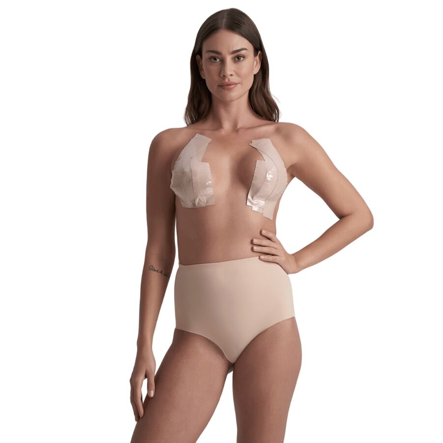 Bandes de Body Tape Bye Bra beige posées sur la poitrine pour la soutenir, vue de face