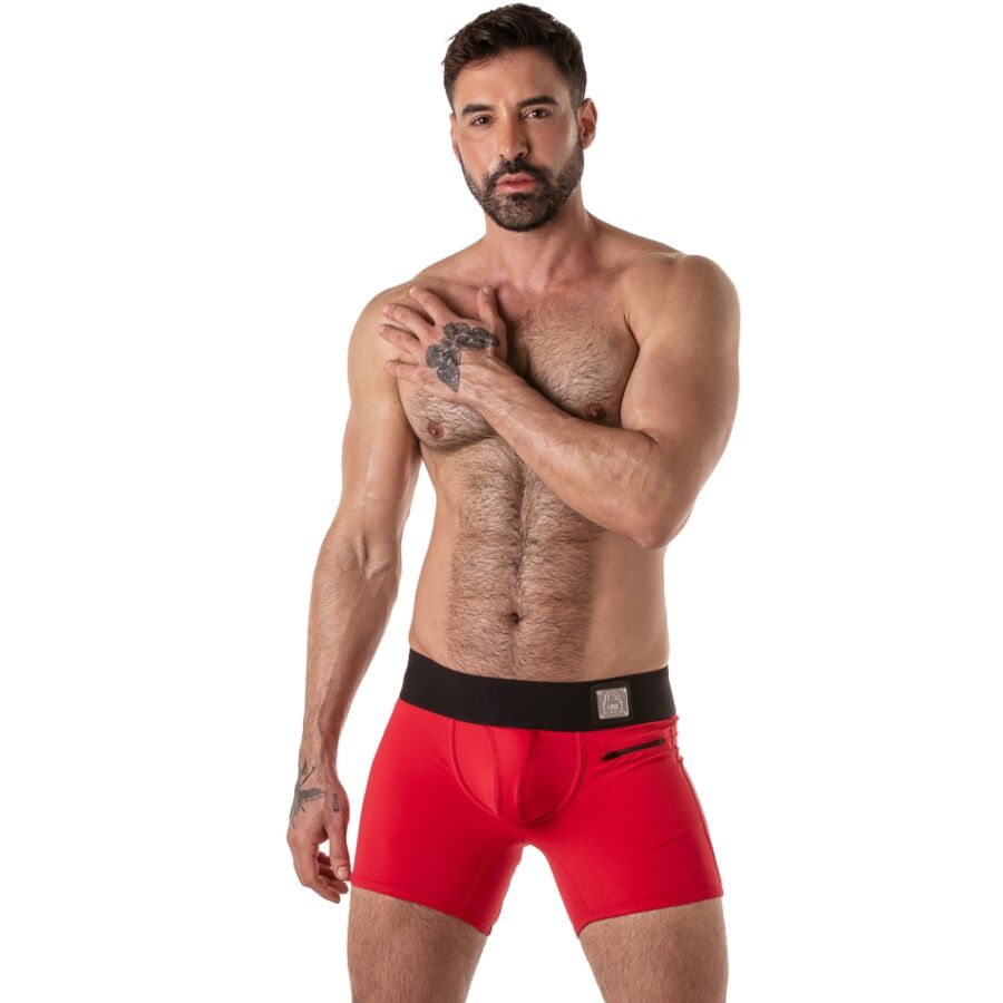 Modèle de face en boxer rouge Locker Gear, bras croisé sur le torse
