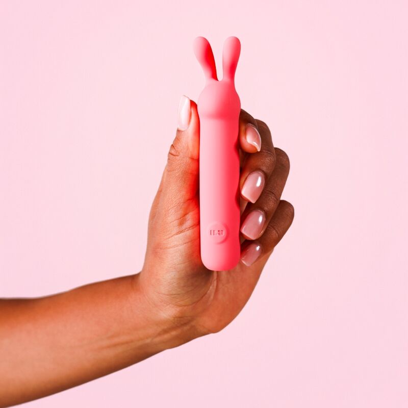 Main tenant le mini vibromasseur ILY Rabbit Bullet corail de Je Joue