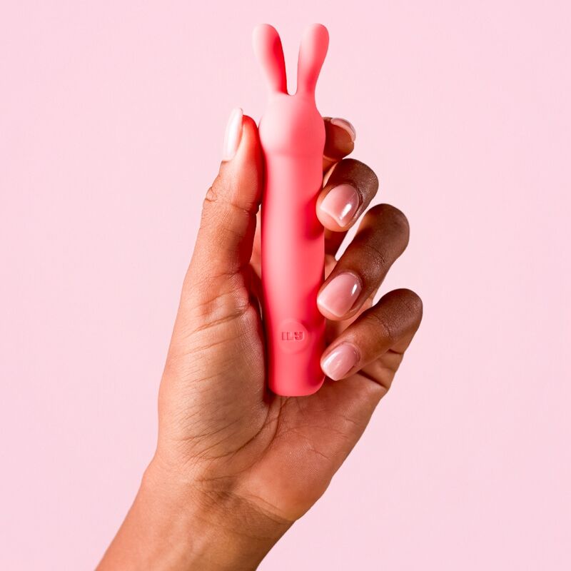 Gros plan d'une main serrant le bullet ILY Rabbit, oreilles de lapin vers le haut